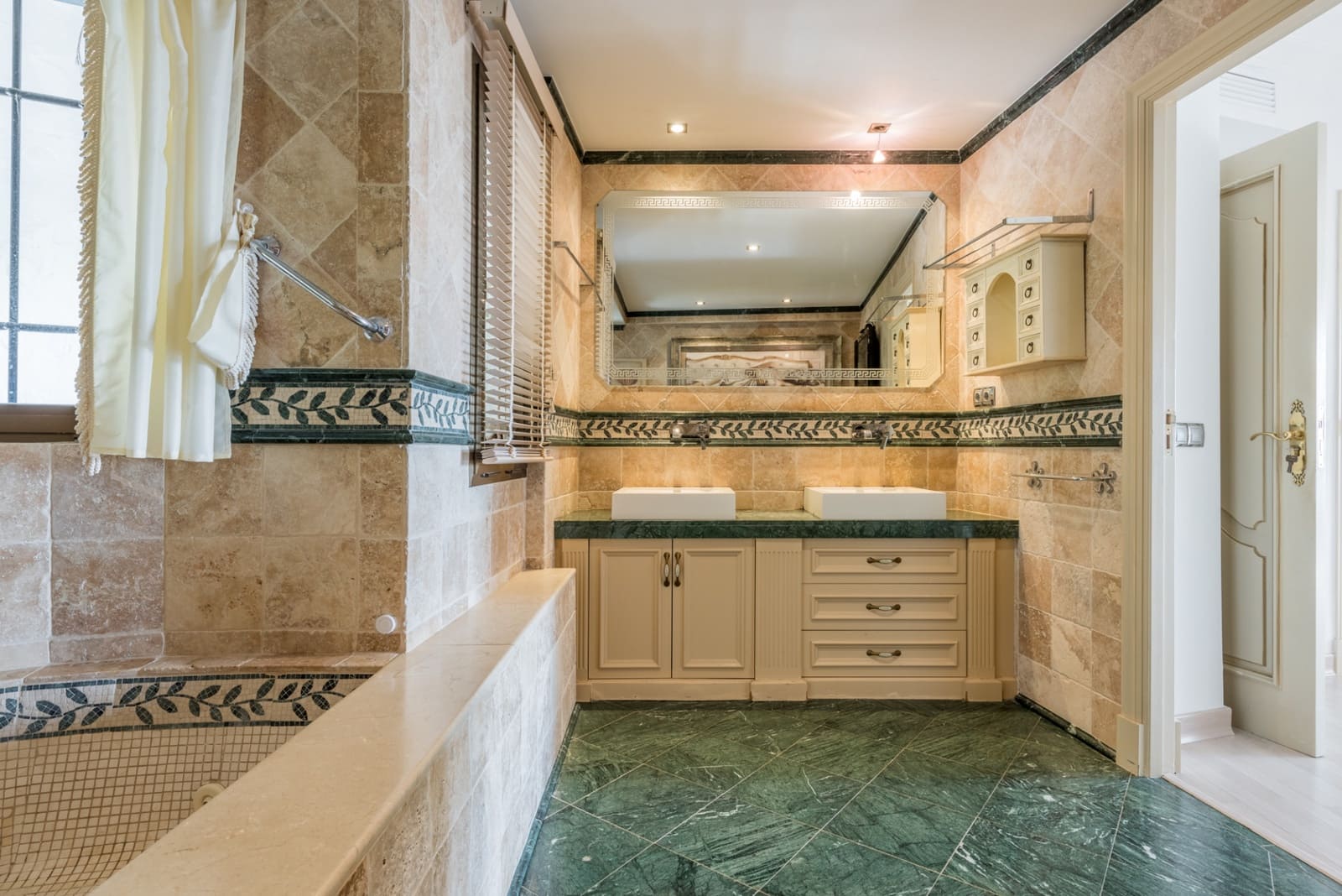 3 soveværelse Semi-Rækkehus til salg i Marbella med swimmingpool garage - € 1.895.000 (Ref: 9937809)
