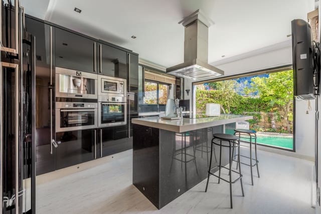 3 soveværelse Semi-Rækkehus til salg i Marbella med swimmingpool garage - € 1.895.000 (Ref: 9937809)