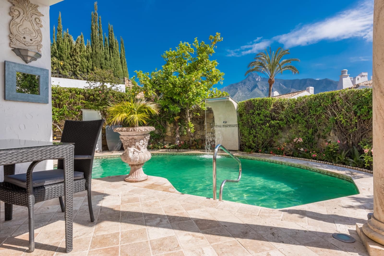 3 soveværelse Semi-Rækkehus til salg i Marbella med swimmingpool garage - € 1.895.000 (Ref: 9937809)