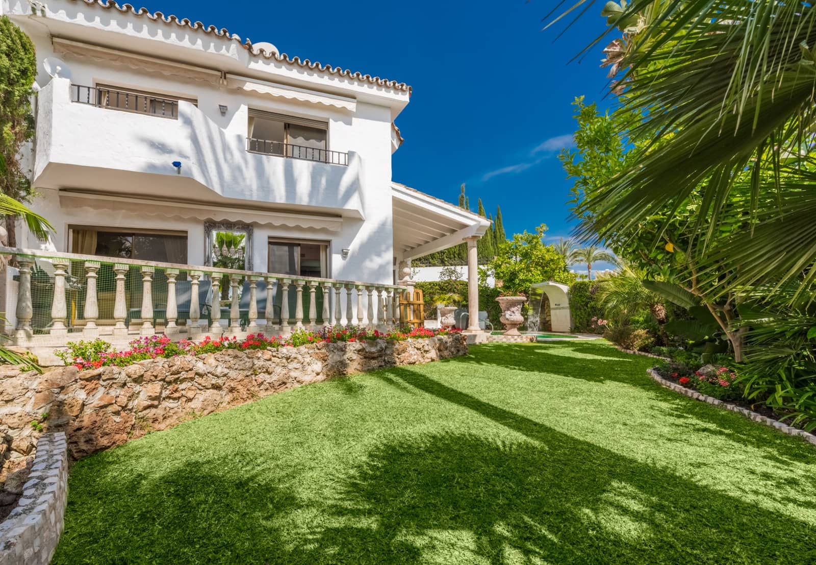 3 soveværelse Semi-Rækkehus til salg i Marbella med swimmingpool garage - € 1.895.000 (Ref: 9937809)