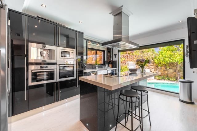 3 soverom Kjedet enebolig til salgs i Marbella med svømmebasseng garasje - € 1 895 000 (Ref: 9937809)