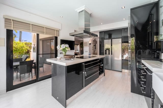 3 soverom Kjedet enebolig til salgs i Marbella med svømmebasseng garasje - € 1 895 000 (Ref: 9937809)