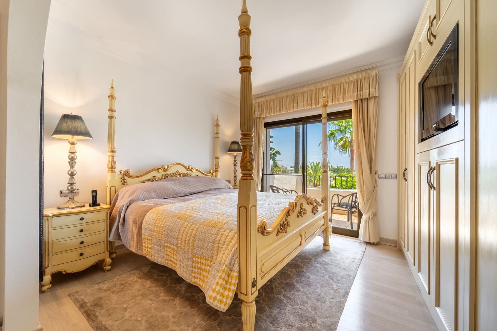 3 bedroom Semi-detached Villa for sale in Marbella with pool garage - € 1,895,000 (Ref: 9937809)