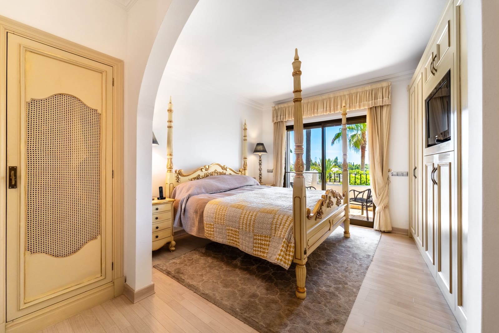 3 bedroom Semi-detached Villa for sale in Marbella with pool garage - € 1,895,000 (Ref: 9937809)
