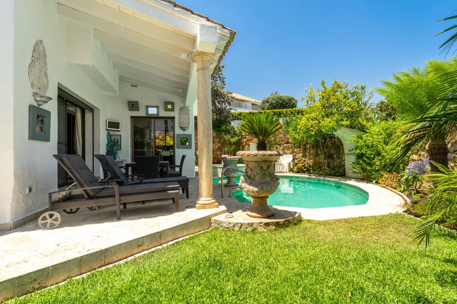 3 bedroom Semi-detached Villa for sale in Marbella with pool garage - € 1,895,000 (Ref: 9937809)