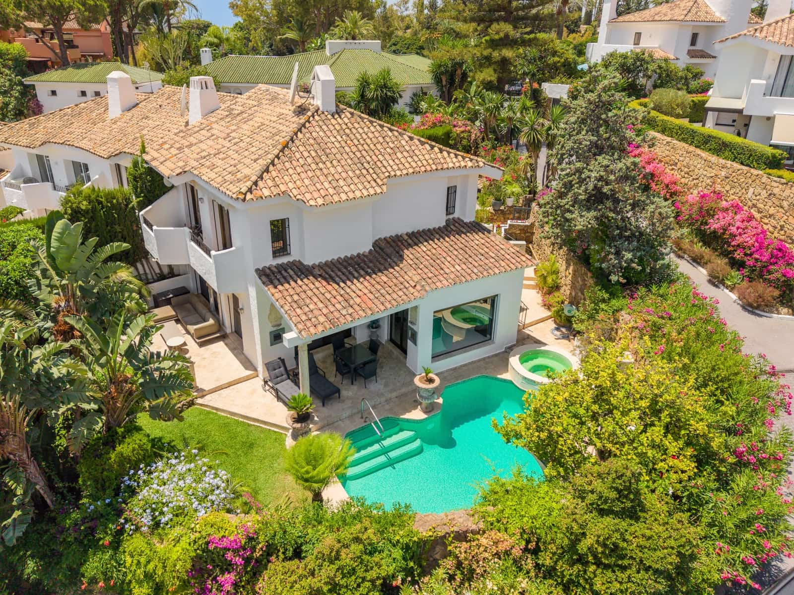 3 bedroom Semi-detached Villa for sale in Marbella with pool garage - € 1,895,000 (Ref: 9937809)