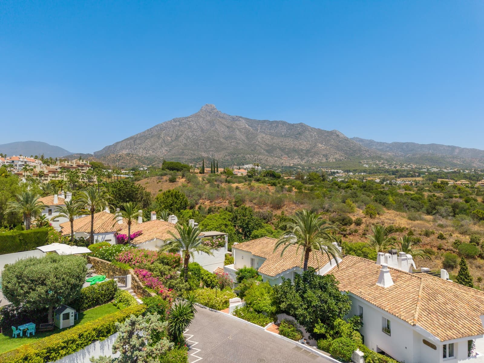 3 bedroom Semi-detached Villa for sale in Marbella with pool garage - € 1,895,000 (Ref: 9937809)