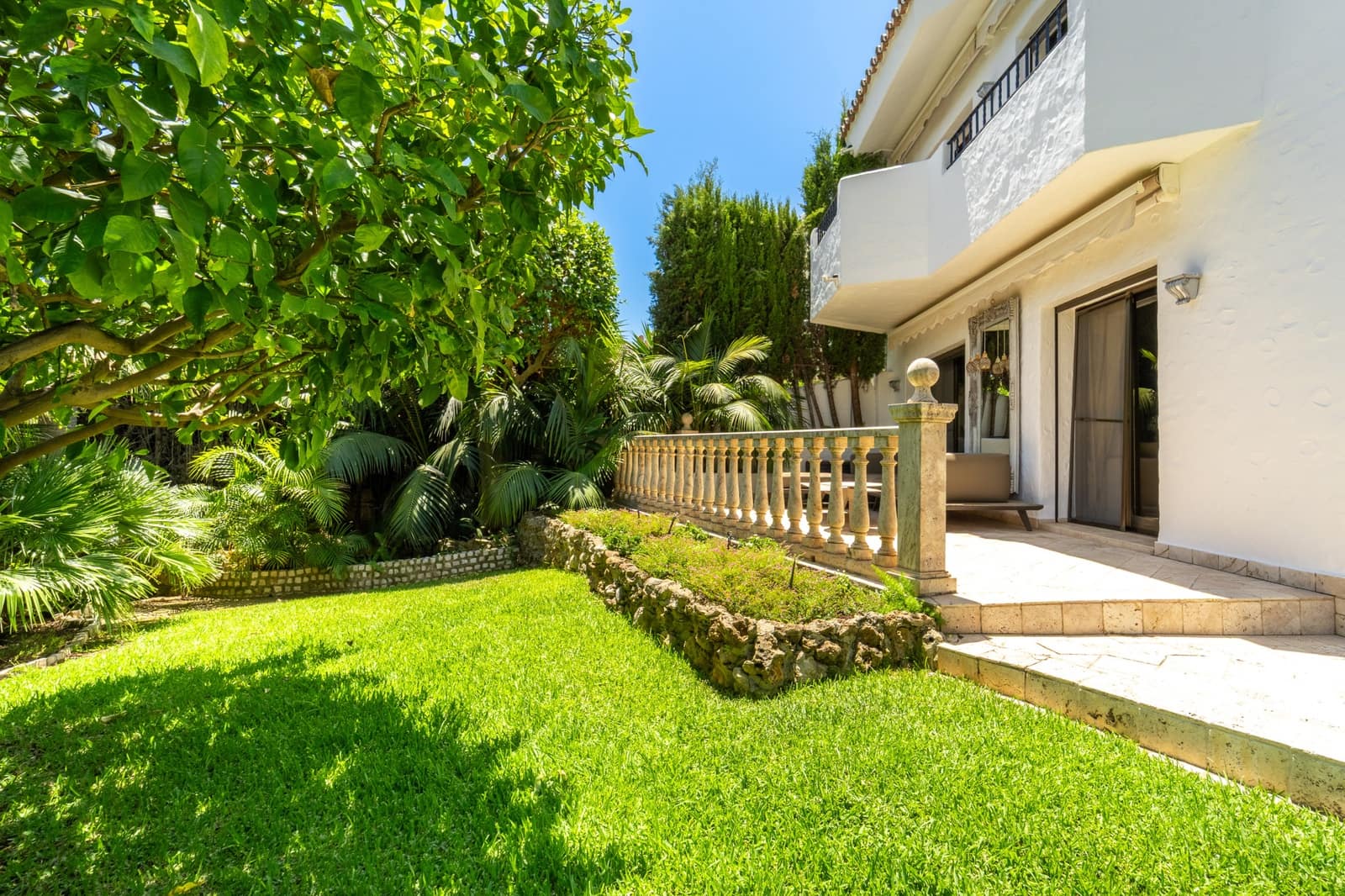 3 bedroom Semi-detached Villa for sale in Marbella with pool garage - € 1,895,000 (Ref: 9937809)