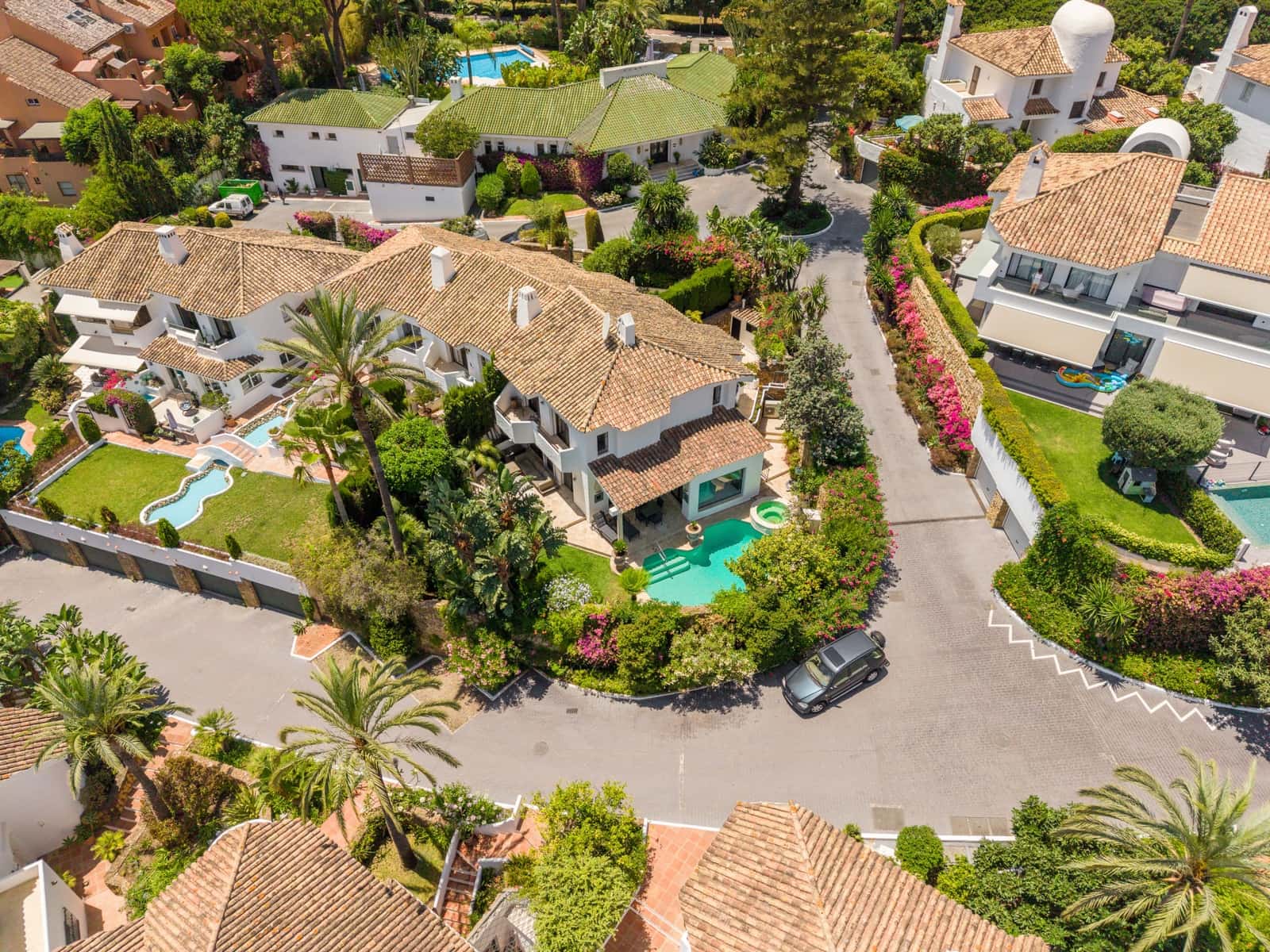 3 bedroom Semi-detached Villa for sale in Marbella with pool garage - € 1,895,000 (Ref: 9937809)