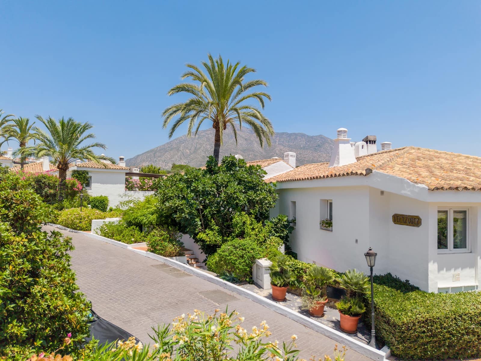 3 bedroom Semi-detached Villa for sale in Marbella with pool garage - € 1,895,000 (Ref: 9937809)