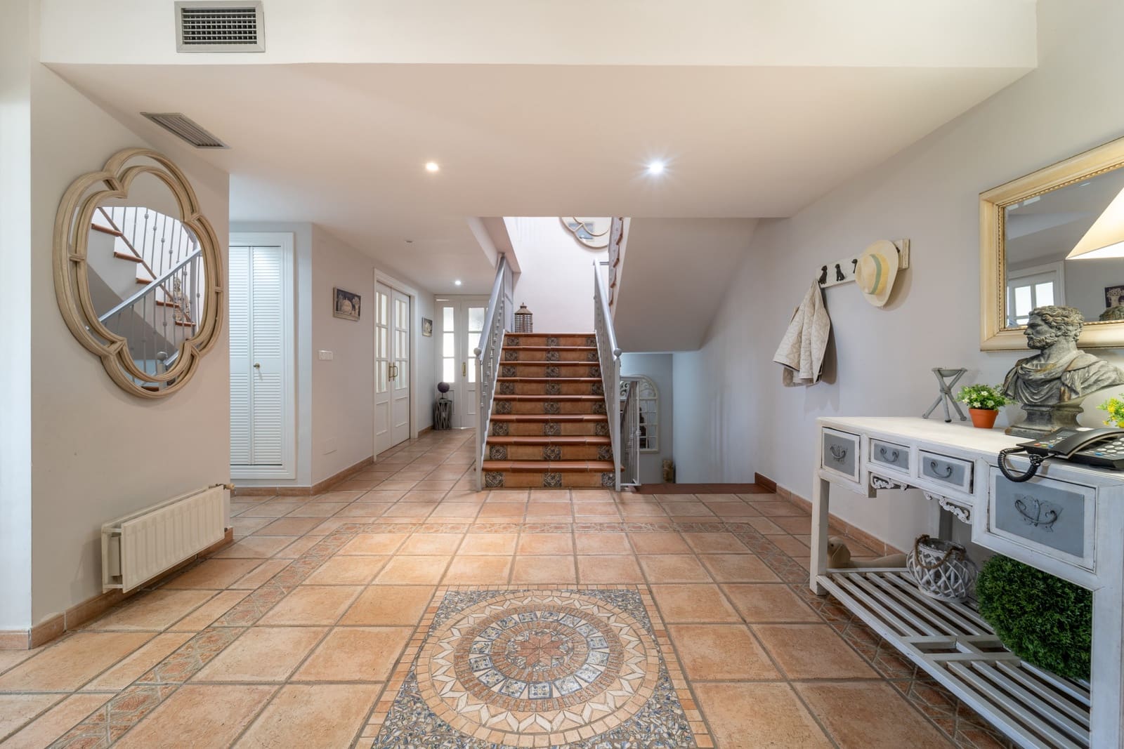 5 sovrum Semi-fristående Villa till salu i Guadalmina med pool garage - 1 650 000 € (Ref: 9939592)