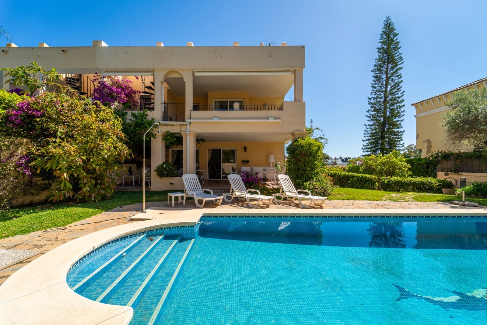 5 sovrum Semi-fristående Villa till salu i Guadalmina med pool garage - 1 650 000 € (Ref: 9939592)