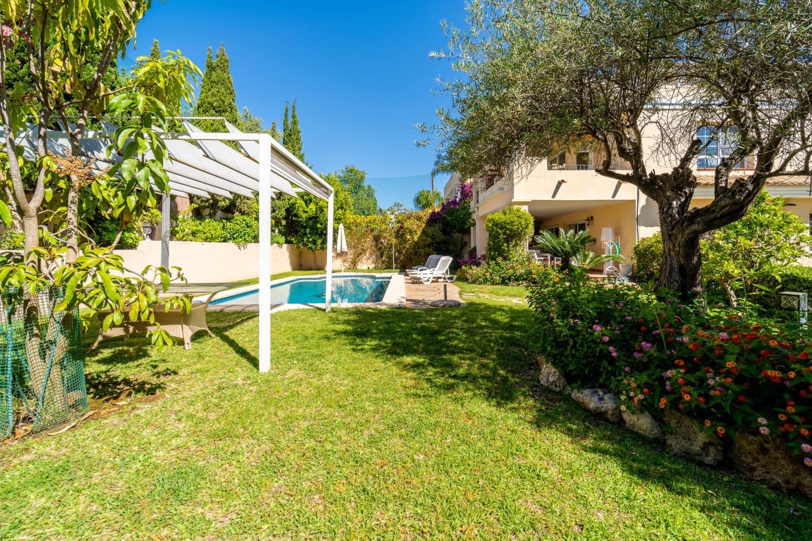 5 sovrum Semi-fristående Villa till salu i Guadalmina med pool garage - 1 650 000 € (Ref: 9939592)