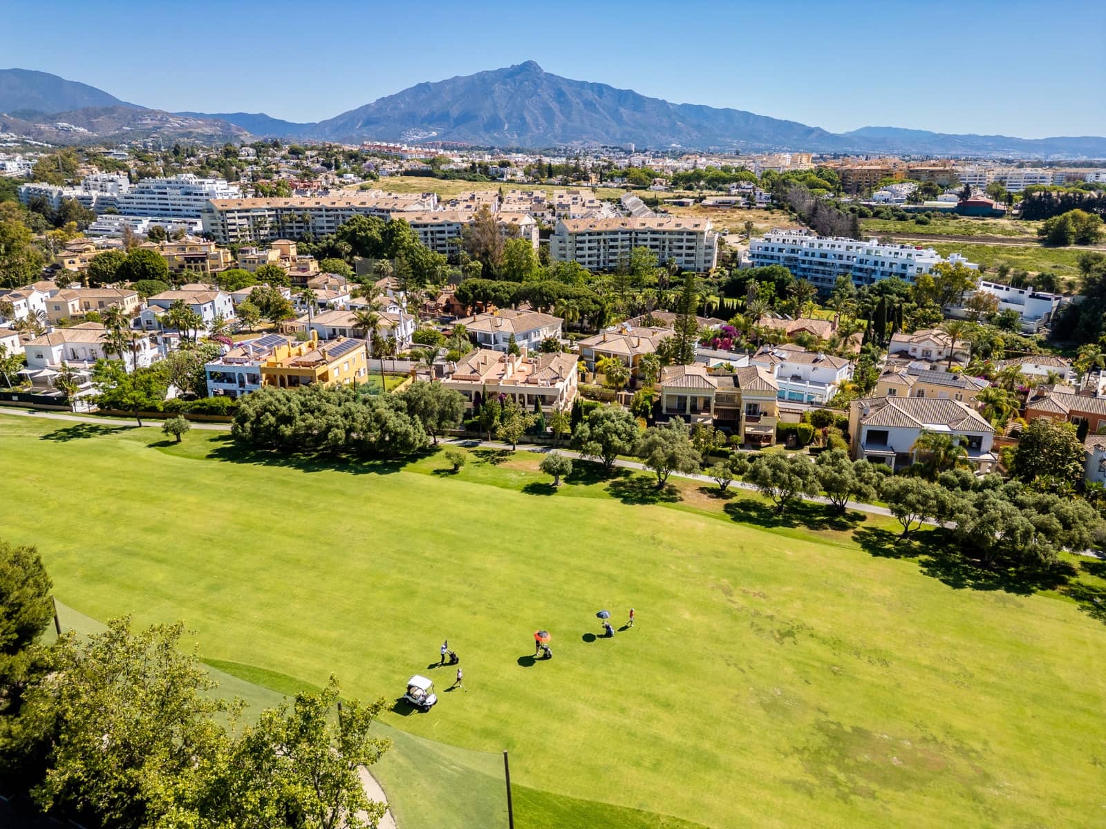 5 sovrum Semi-fristående Villa till salu i Guadalmina med pool garage - 1 650 000 € (Ref: 9939592)