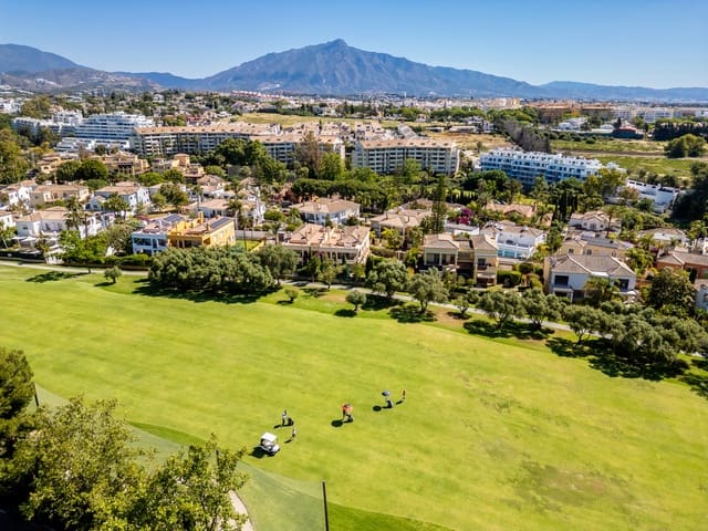 5 soveværelse Semi-Rækkehus til salg i Guadalmina Alta, Marbella med swimmingpool garage - € 1.650.000 (Ref: 9939592)