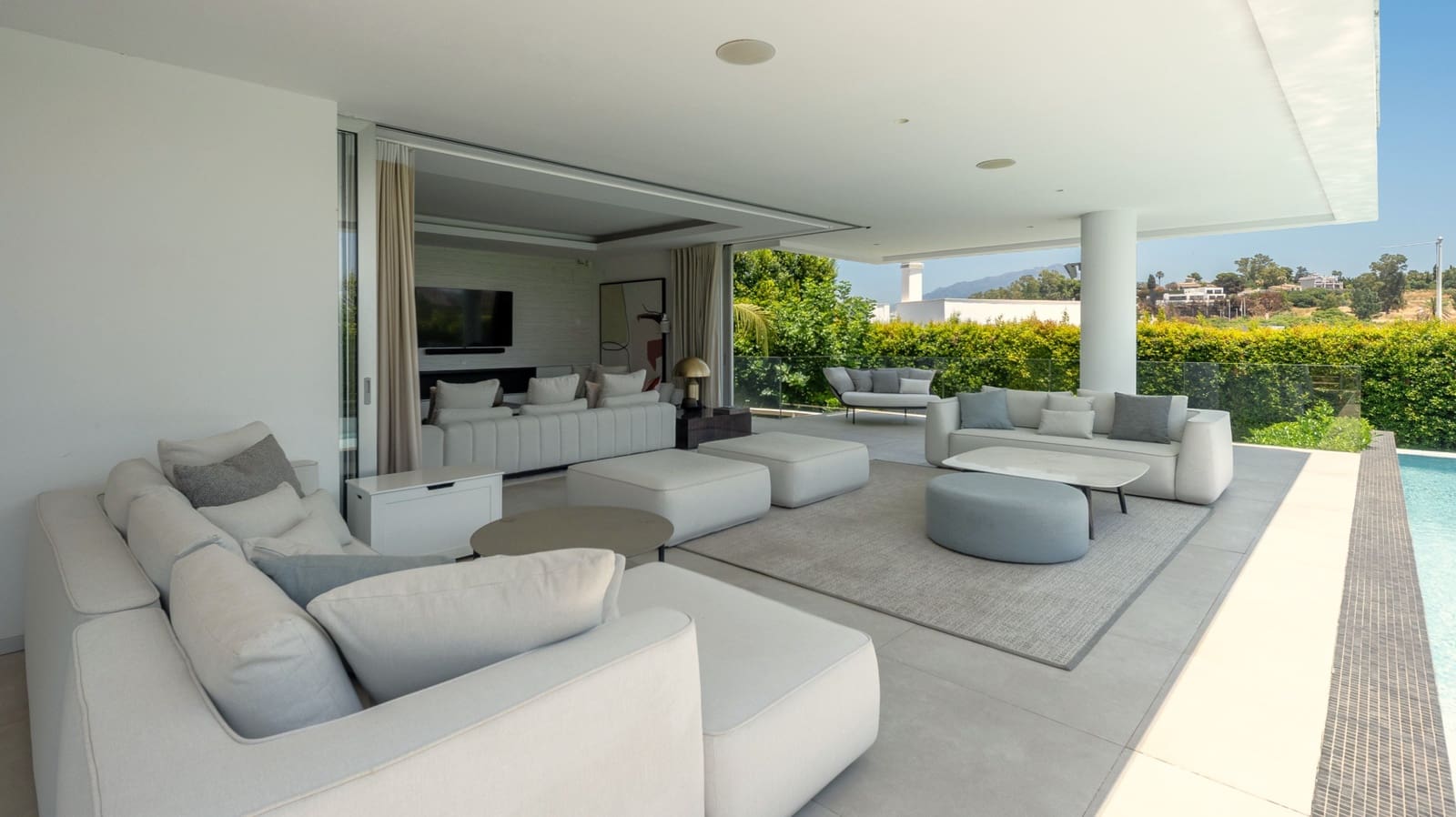 5 bedroom Villa for sale in Estepona with pool garage - € 2,395,000 (Ref: 9953892)