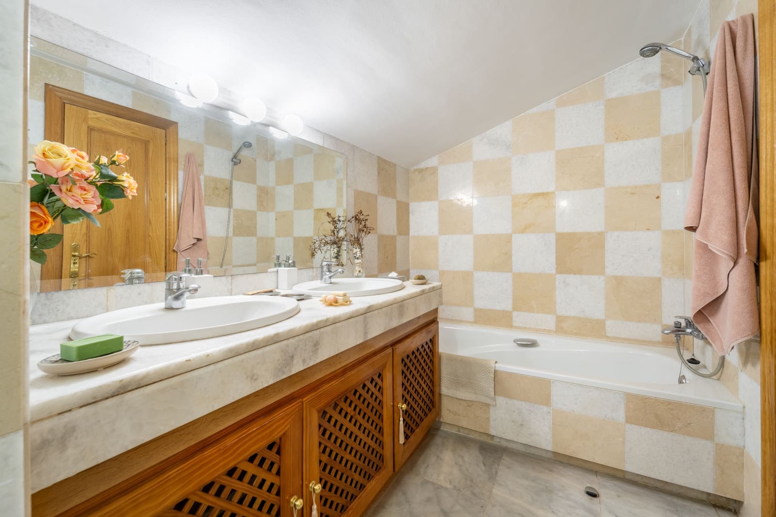 3 soveværelse Byhus til salg i Marbella med swimmingpool garage - € 1.650.000 (Ref: 9957612)