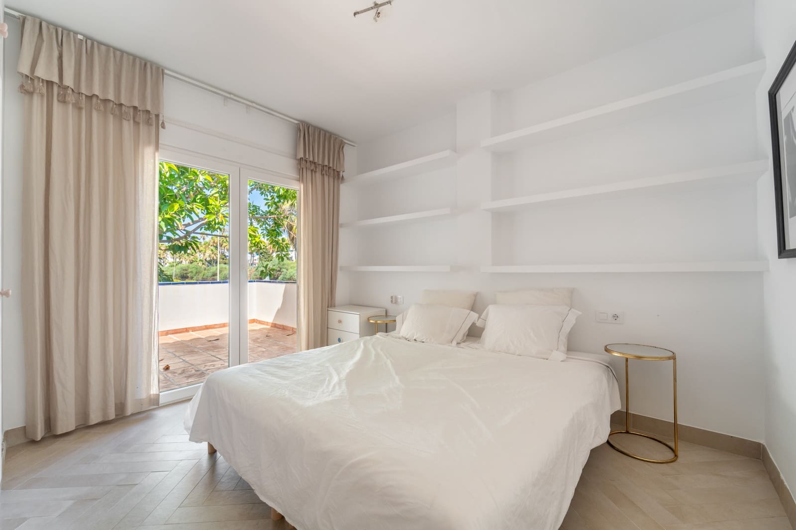 3 sypialnia Apartament do wynajęcia w El Chaparral z basenem - 3 000 € (Ref: 9958397)