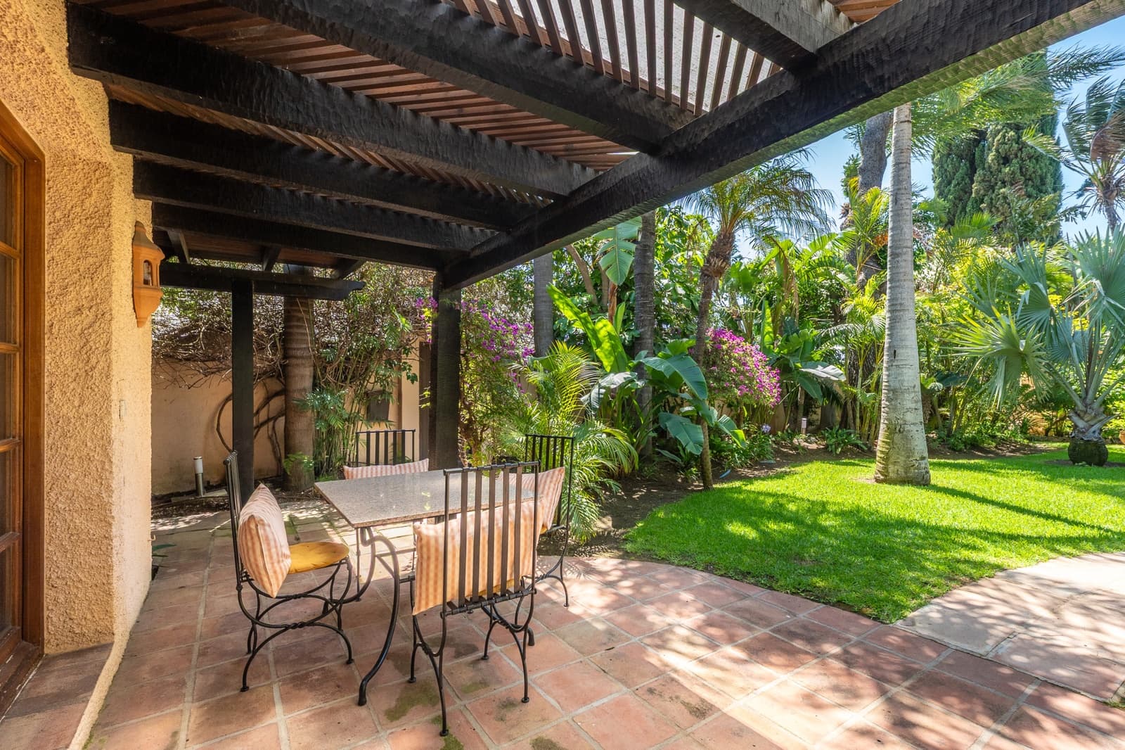 8 bedroom Villa for holiday rental in Marbella with pool garage - € 12,000 (Ref: 9961112)