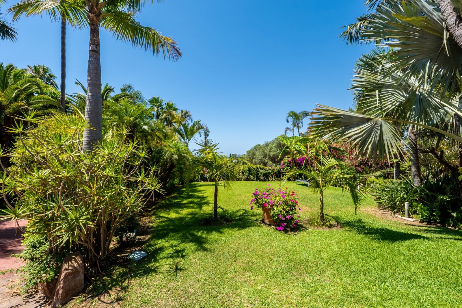8 bedroom Villa for holiday rental in Marbella with pool garage - € 12,000 (Ref: 9961112)
