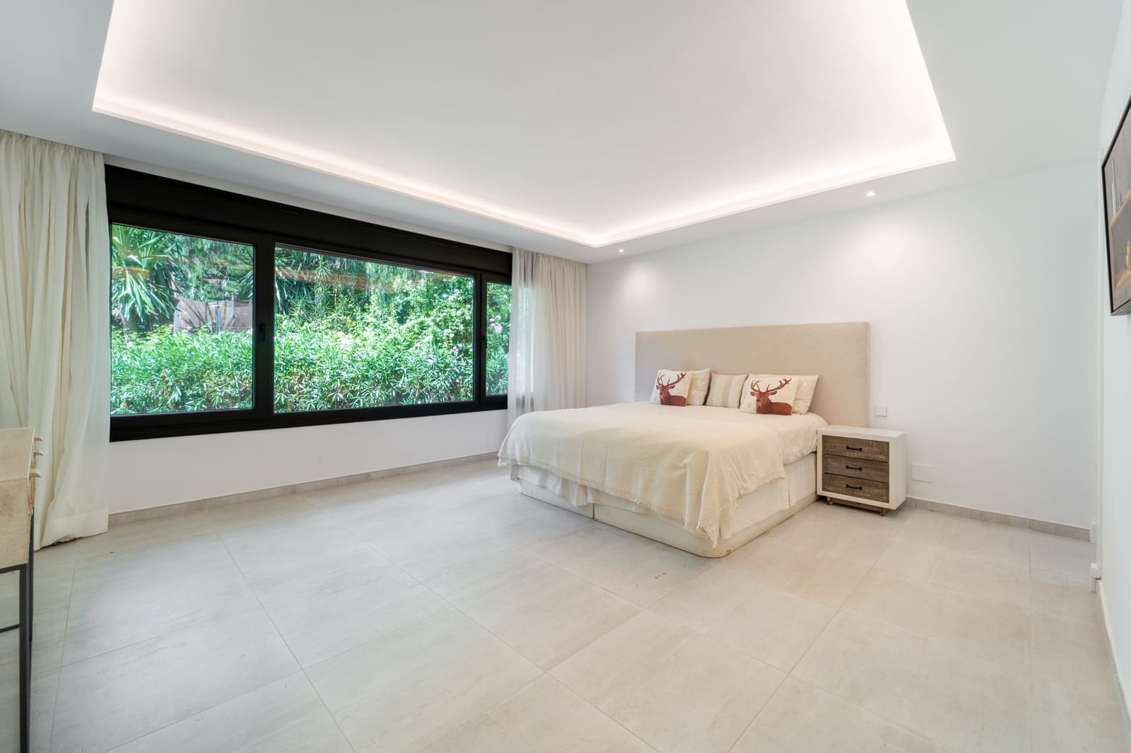 5 bedroom Villa for rent in Marbella with pool garage - € 15,000 (Ref: 9961114)