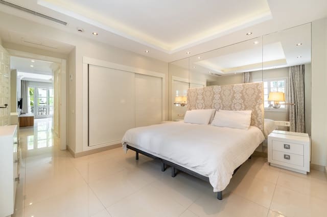 1 bedroom Apartment for sale in Marbella with pool garage - € 1,750,000 (Ref: 9962318)