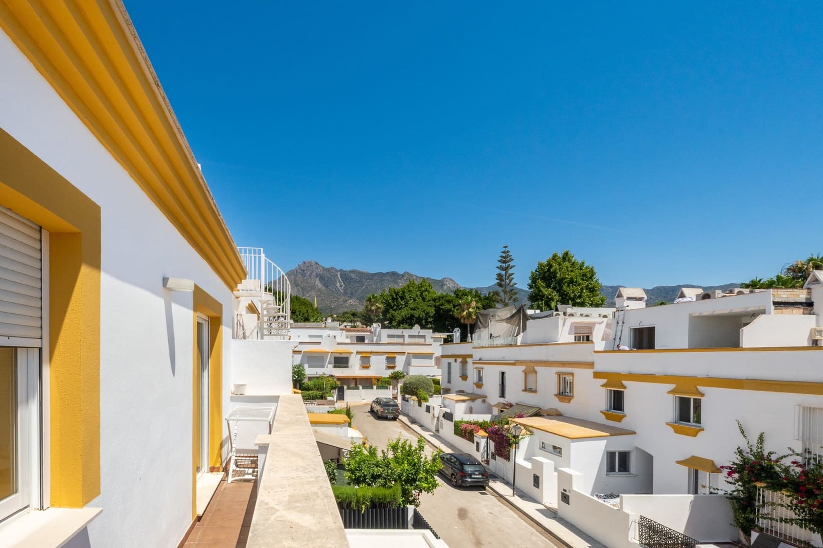 5 bedroom Townhouse for holiday rental in Marbella with pool garage - € 7,500 (Ref: 9965673)