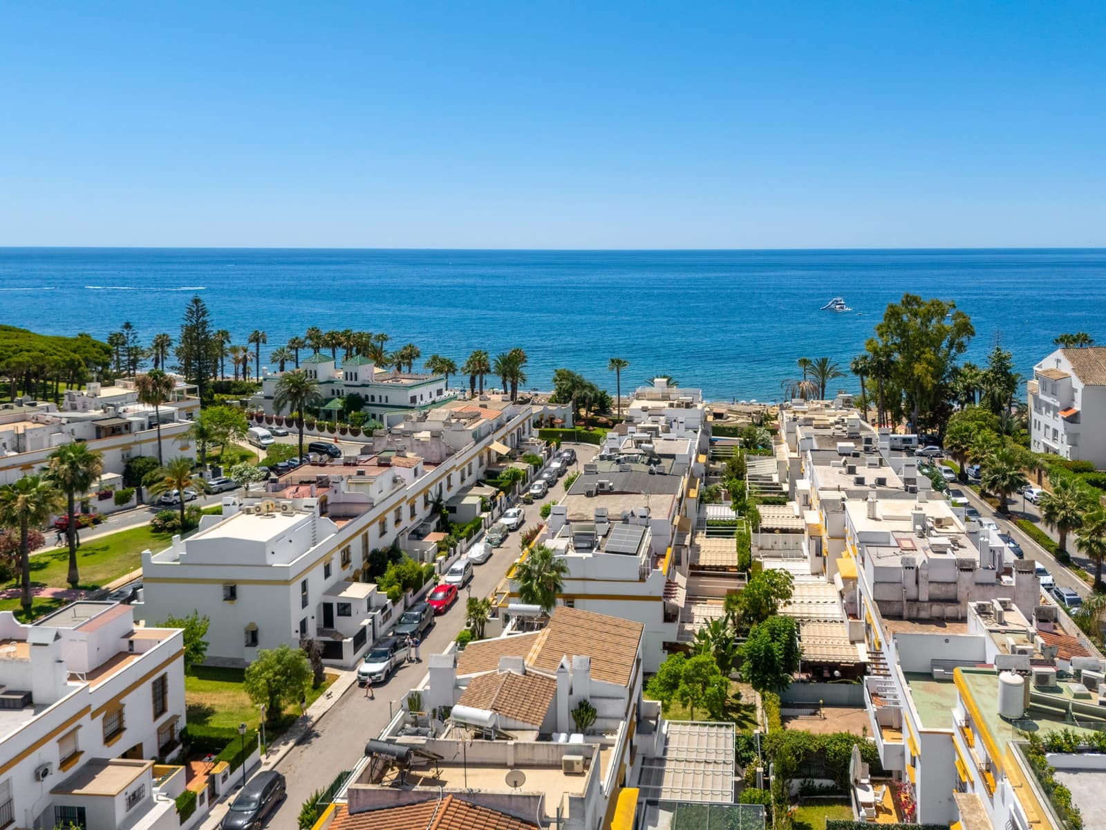 5 bedroom Townhouse for holiday rental in Marbella with pool garage - € 7,500 (Ref: 9965673)