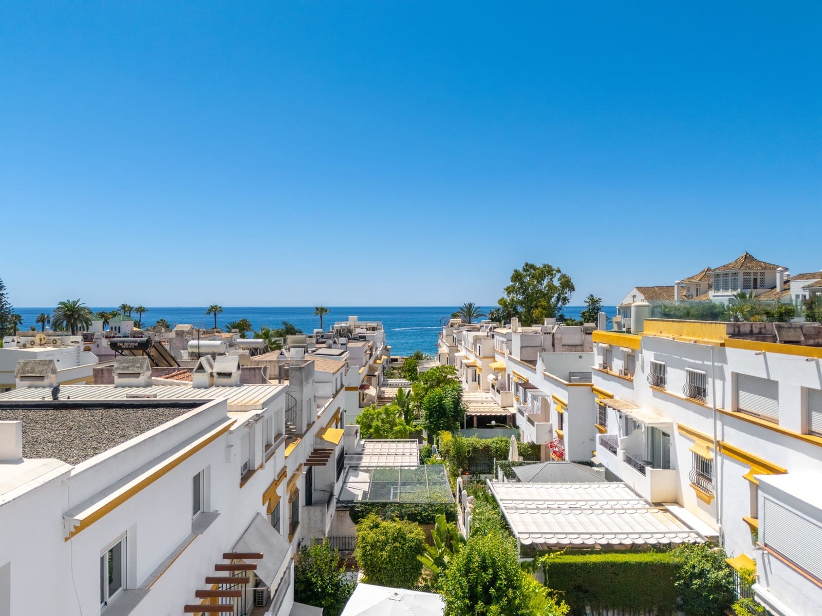 5 bedroom Townhouse for holiday rental in Marbella with pool garage - € 7,500 (Ref: 9965673)