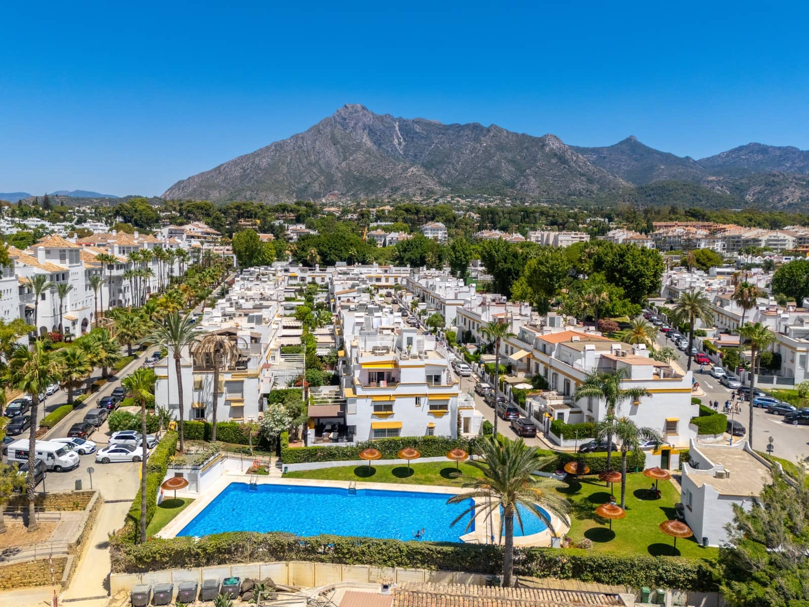 5 bedroom Townhouse for holiday rental in Marbella with pool garage - € 7,500 (Ref: 9965673)