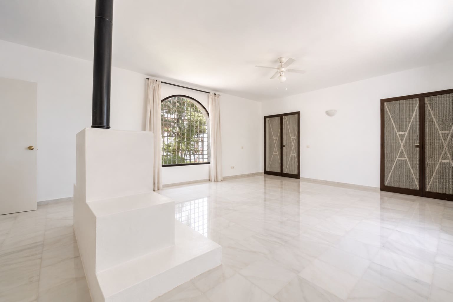 4 bedroom Villa for sale in Marbella with pool garage - € 1,150,000 (Ref: 9966317)