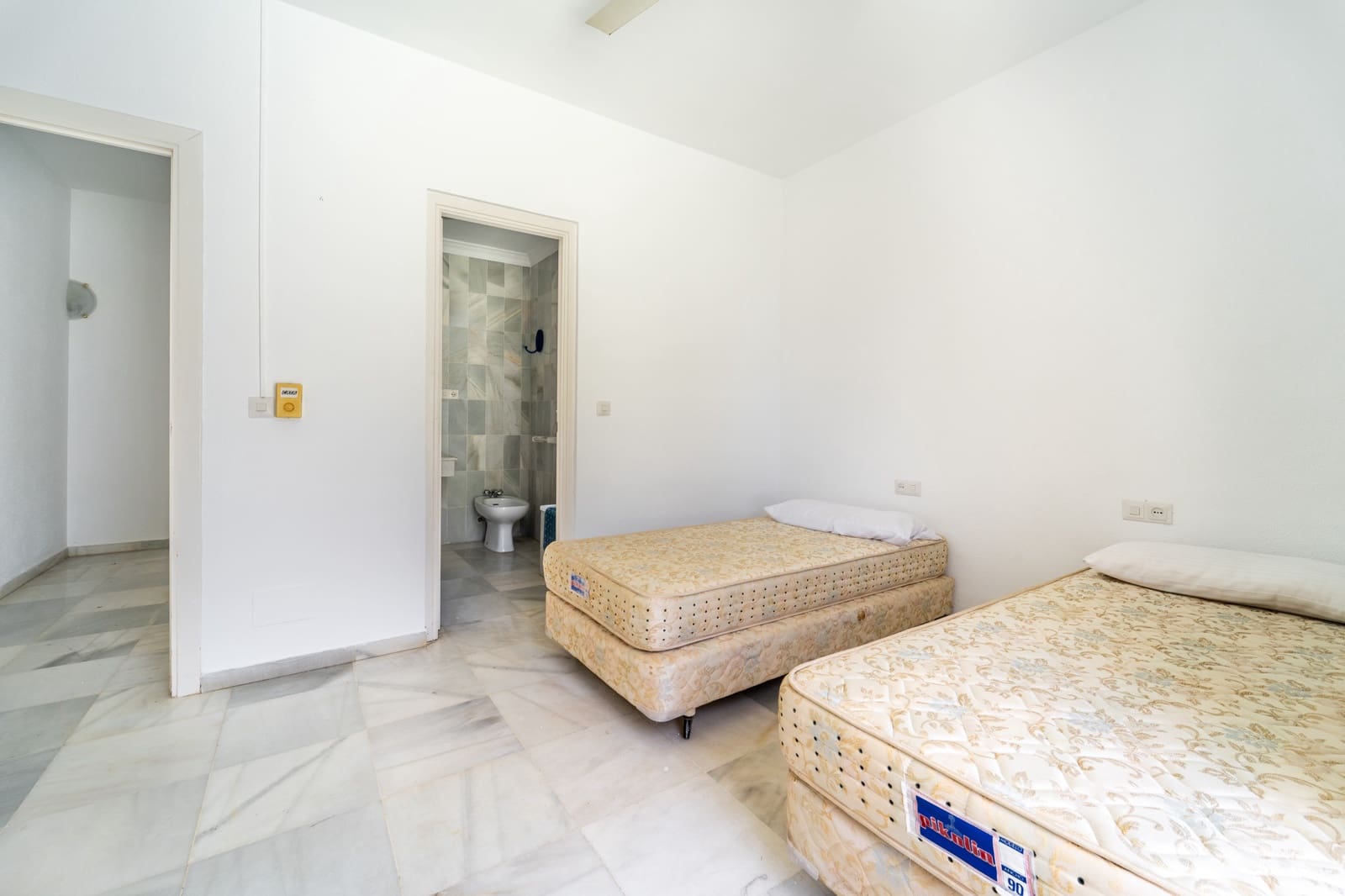 4 bedroom Villa for sale in Marbella with pool garage - € 1,150,000 (Ref: 9966317)