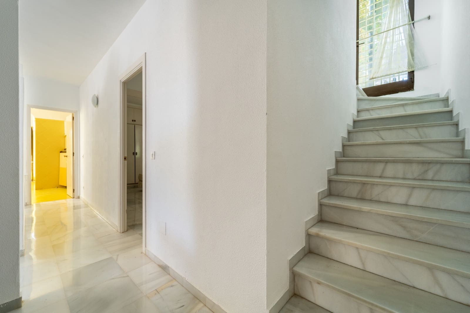 4 bedroom Villa for sale in Marbella with pool garage - € 1,150,000 (Ref: 9966317)