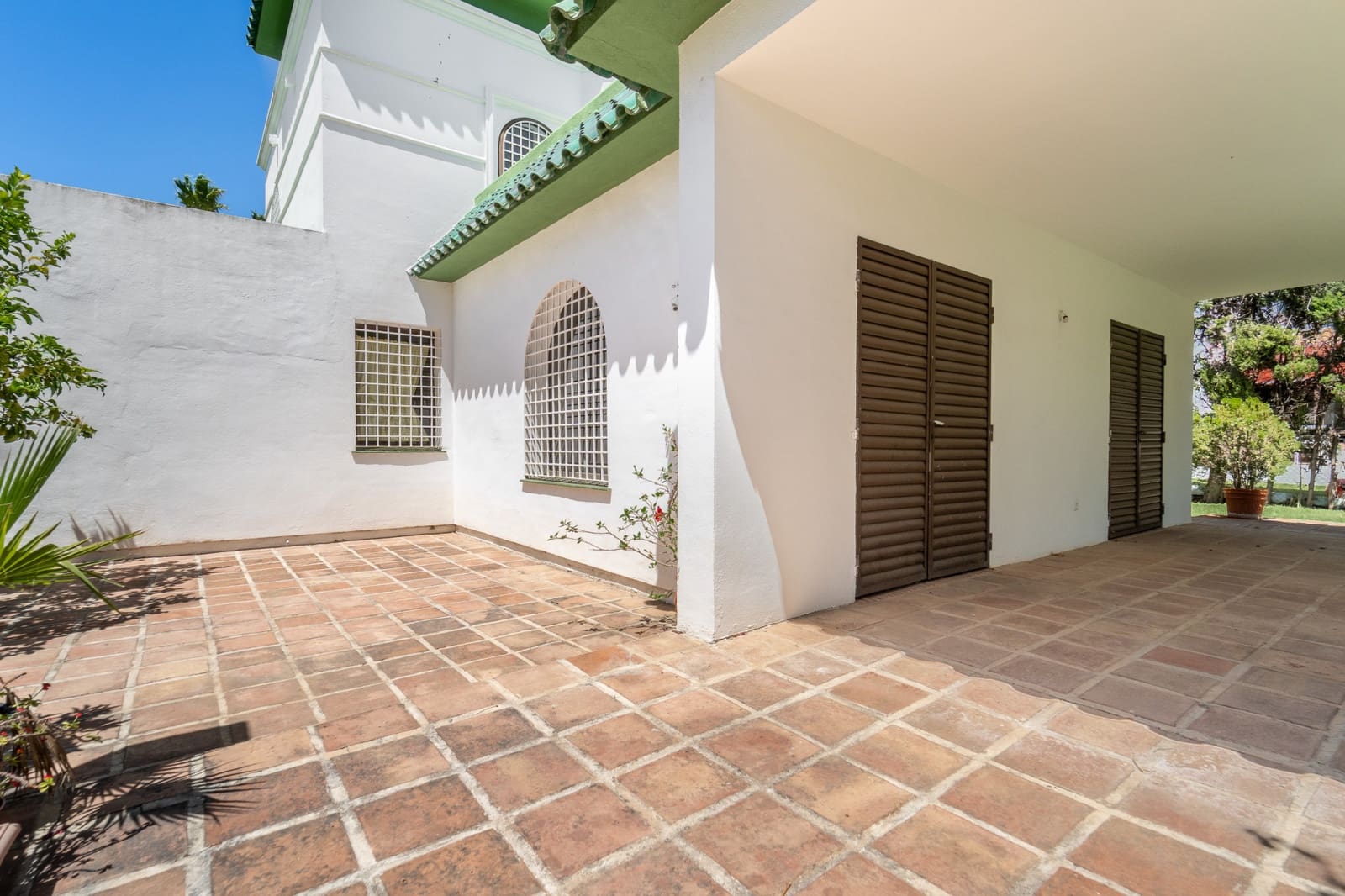 4 bedroom Villa for sale in Marbella with pool garage - € 1,150,000 (Ref: 9966317)