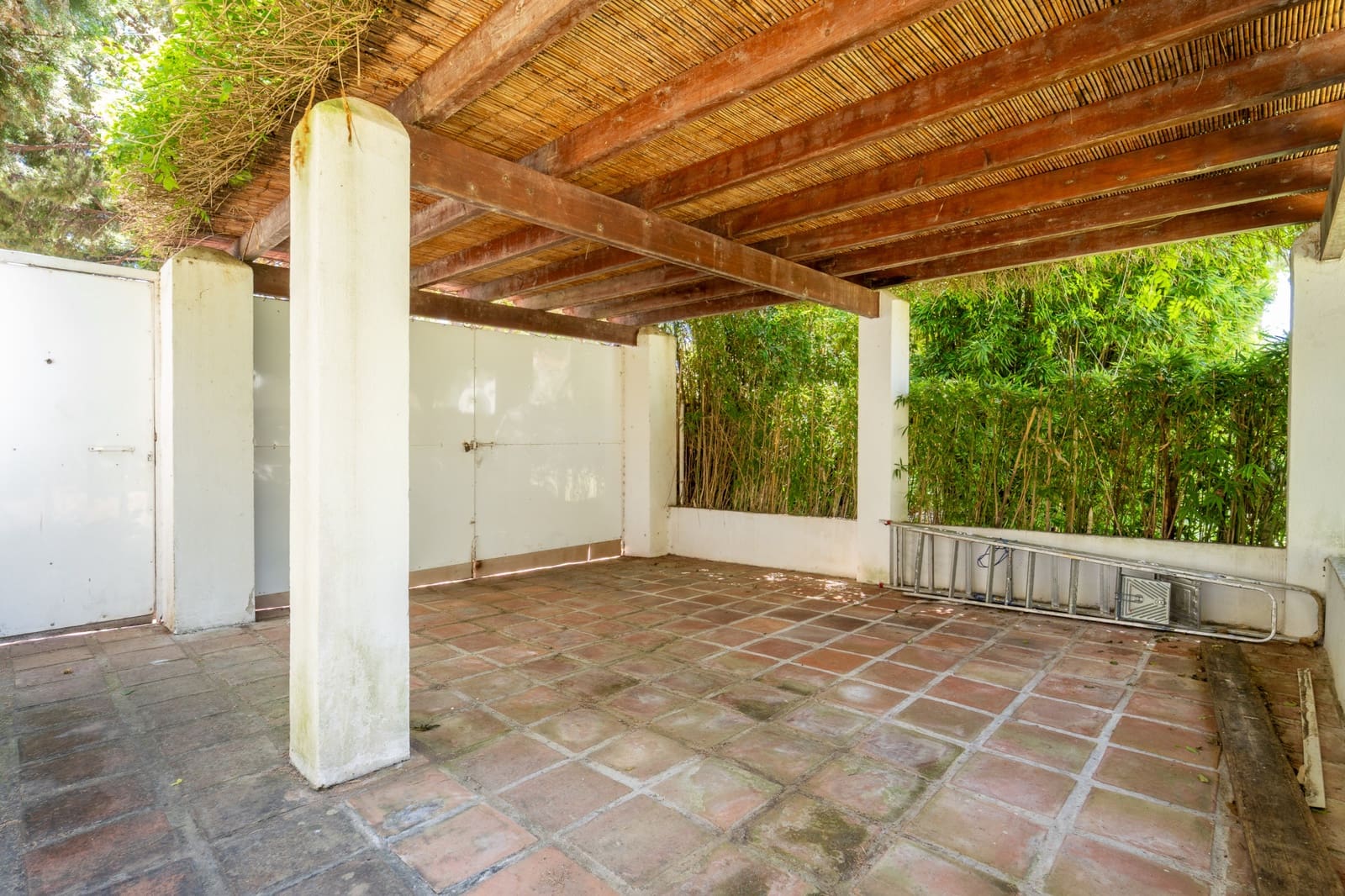 4 bedroom Villa for sale in Marbella with pool garage - € 1,150,000 (Ref: 9966317)