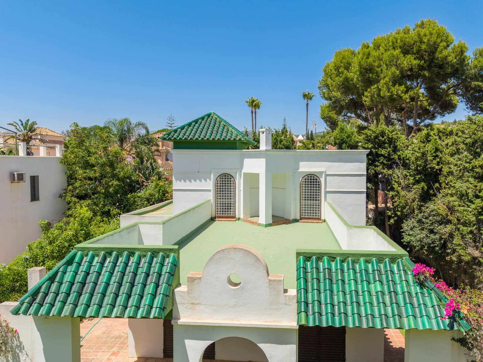 4 bedroom Villa for sale in Marbella with pool garage - € 1,150,000 (Ref: 9966317)