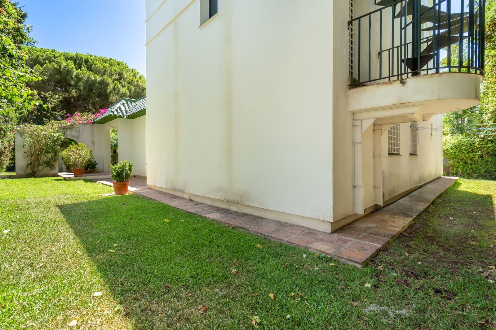 4 bedroom Villa for sale in Marbella with pool garage - € 1,150,000 (Ref: 9966317)
