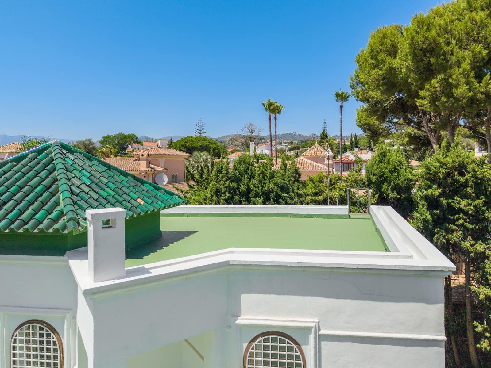 4 bedroom Villa for sale in Marbella with pool garage - € 1,150,000 (Ref: 9966317)
