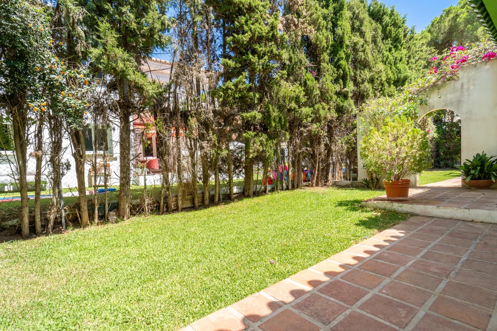 4 bedroom Villa for sale in Marbella with pool garage - € 1,150,000 (Ref: 9966317)