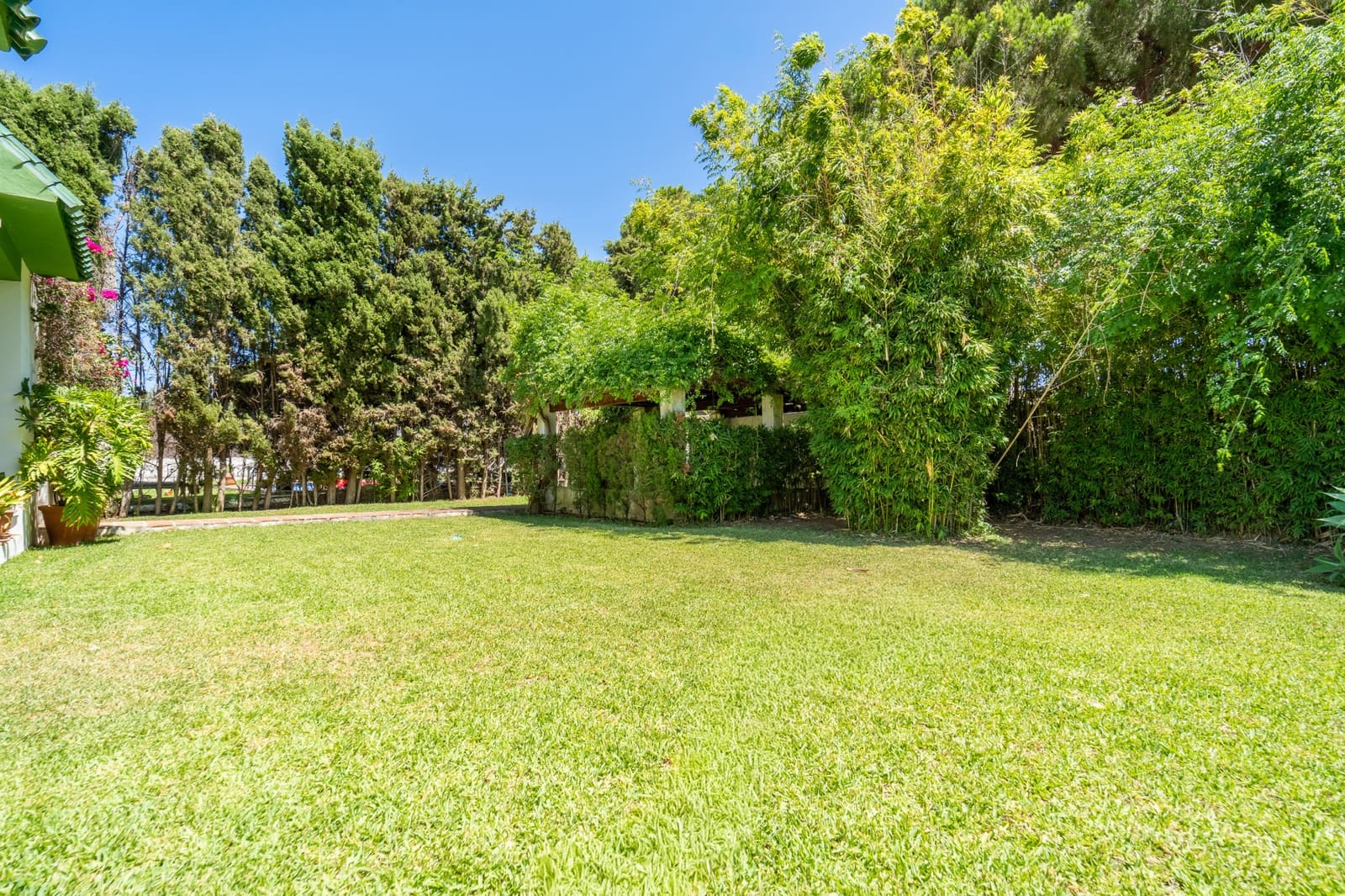 4 bedroom Villa for sale in Marbella with pool garage - € 1,150,000 (Ref: 9966317)