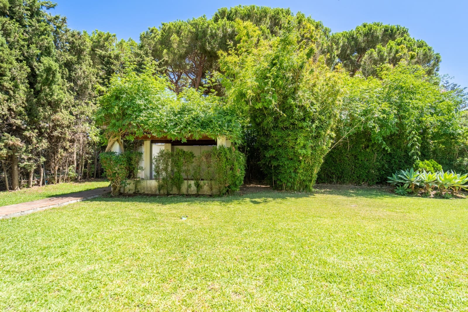 4 bedroom Villa for sale in Marbella with pool garage - € 1,150,000 (Ref: 9966317)