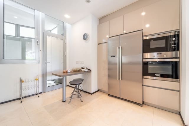 2 soveværelse Semi-Rækkehus til salg i Marbella med swimmingpool garage - € 1.495.000 (Ref: 9974992)
