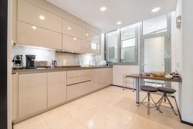 2 soveværelse Semi-Rækkehus til salg i Marbella med swimmingpool garage - € 1.495.000 (Ref: 9974992)