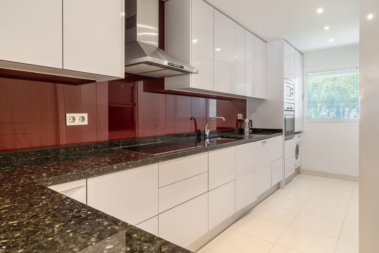 2 soverom Leilighet til salgs i Marbella med svømmebasseng garasje - € 750 000 (Ref: 9982678)