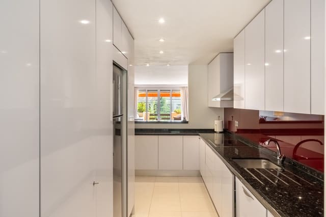 Apartamento de 2 habitaciones en Marbella en venta con piscina garaje - 750.000 € (Ref: 9982678)