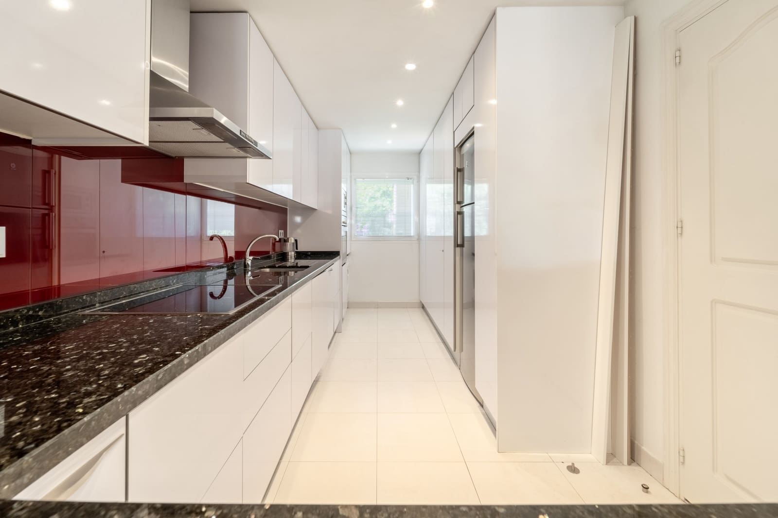 2 soverom Leilighet til salgs i Marbella med svømmebasseng garasje - € 750 000 (Ref: 9982678)