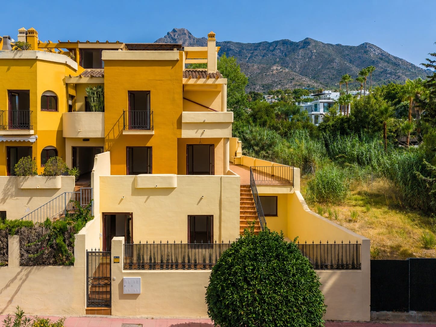 3 quarto Moradia Geminada para venda em Marbella com piscina garagem - 1 400 000 € (Ref: 9990382)