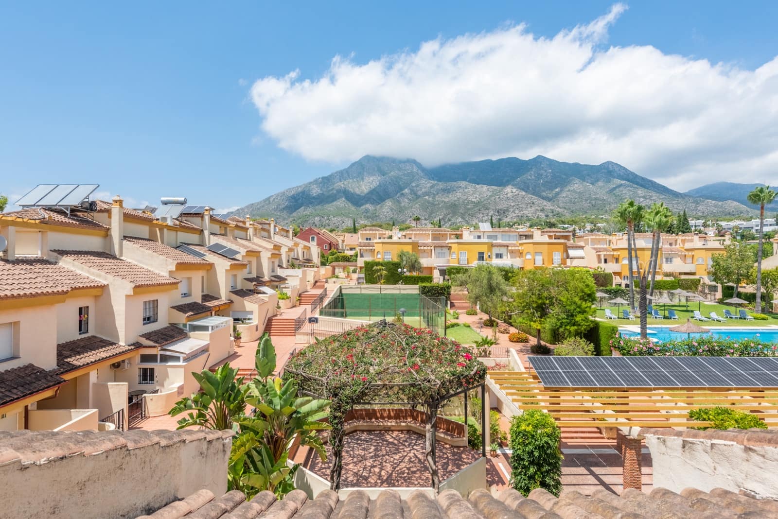 3 quarto Moradia Geminada para venda em Marbella com piscina garagem - 1 400 000 € (Ref: 9990382)