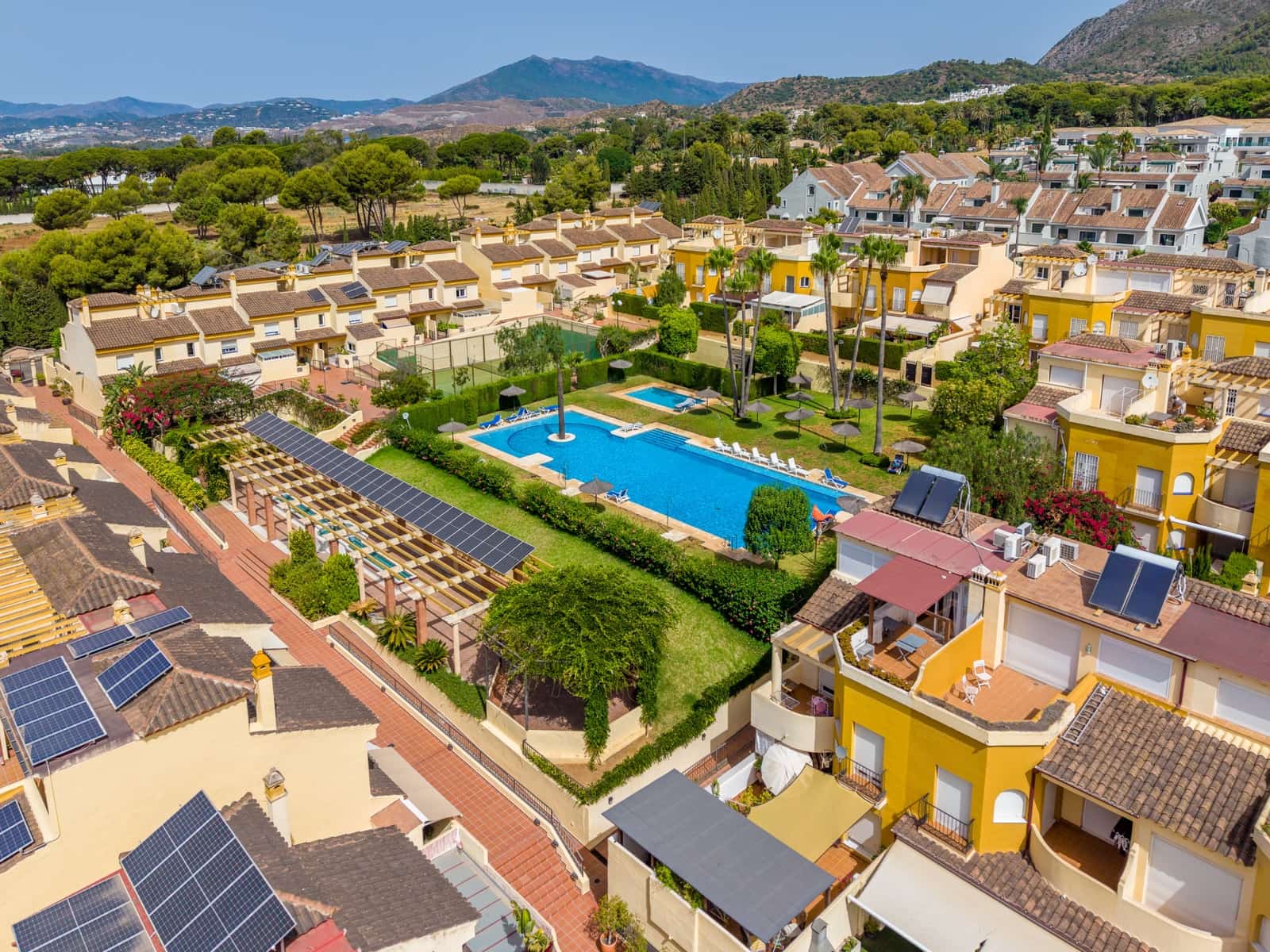3 quarto Moradia Geminada para venda em Marbella com piscina garagem - 1 400 000 € (Ref: 9990382)