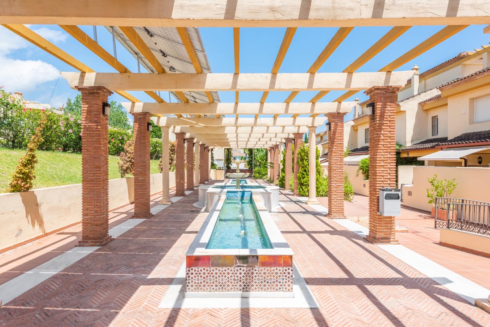 3 quarto Moradia Geminada para venda em Marbella com piscina garagem - 1 400 000 € (Ref: 9990382)